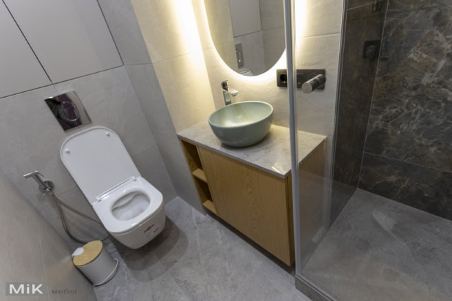 Санвузол з вузькою тумбою та дзеркалом на замовлення