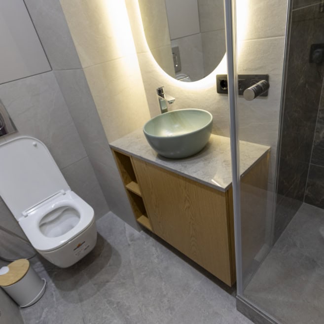 Санвузол з вузькою тумбою та дзеркалом на замовлення