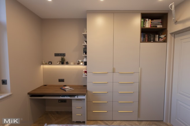 Шафа та письмовий стіл у спальні на замовлення