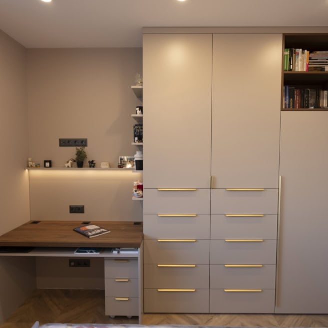 Шафа та письмовий стіл у спальні на замовлення