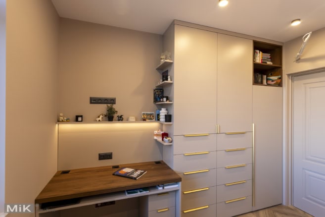 Робочий стіл біля шафи у спальні на замовлення