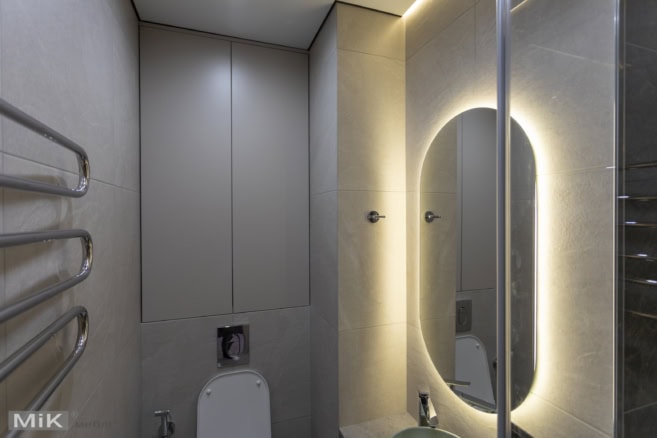 Висока шафа в санвузлі з підсвіткою на замовлення