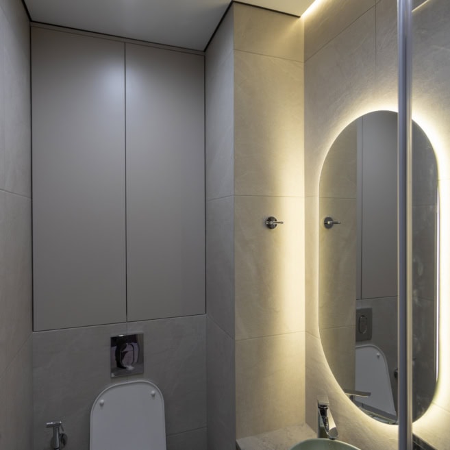 Висока шафа в санвузлі з підсвіткою на замовлення