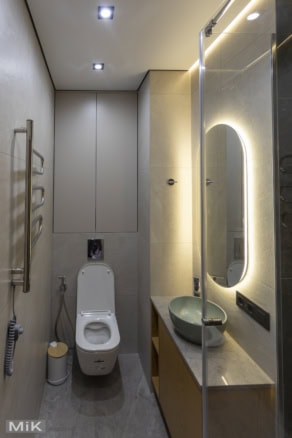 Санвузол з підсвіткою та високими фасадами на замовлення