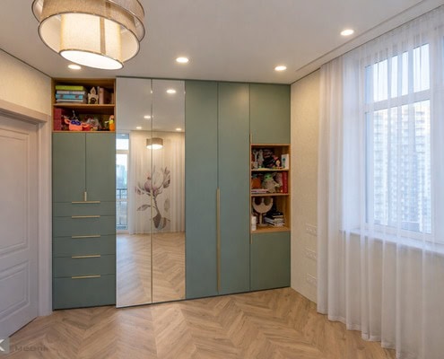 Шафа з дзеркалом у дитячій кімнаті на замовлення