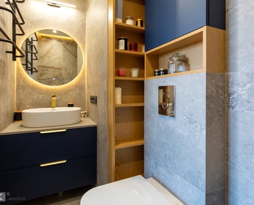 Санвузол з синьою тумбою та круглим дзеркалом на замовлення