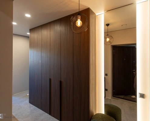 Шафи в коридорі з дзеркалом та підсвіткою на замовлення